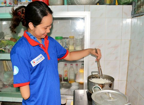 Chị Hoàng Hải Vân nấu ăn cho thí sinh ở lại nhà trong kì thi - Ảnh: Gia Hưng
